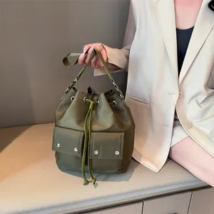 Legergroene nylon bucket bag met cargozakken en verstelbare schouderriem dames