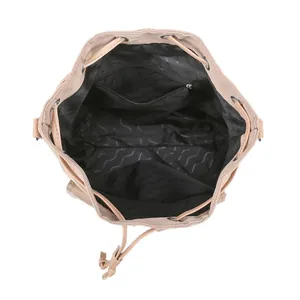 Ruim interieur van de oxford bucket bag met ritsvak en een praktische trekkoordsluiting