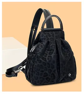Detail des Leoparden-Rucksacks mit silbernem Metallgriff und plissierter Stoffstruktur