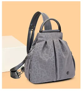Details des grauen Rucksacks mit Leopardenmuster, Metallblume und Falten-Design