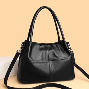 Bolso tote negro de cuero granulado con correa ajustable y detalles metálicos plateados