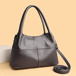 Bolso tote gris oscuro en cuero granulado con costuras en cruz y soporte minimalista