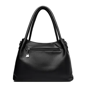 Bolso tote minimalista de cuero granulado negro con cremalleras plateadas y bolsillo