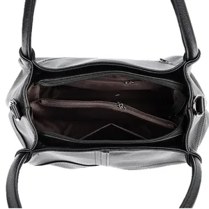 Estructura interna del bolso de cuero negro con varios compartimentos y cremalleras
