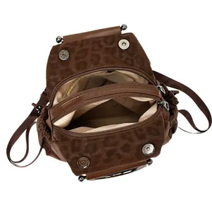 Brauner Rucksack mit Leopardenmuster, mehreren Reißverschlussfächern und Magnetverschluss