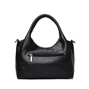 Borsa a mano a mezzaluna nera con design a pieghe e trama in pelle a grana di litchi