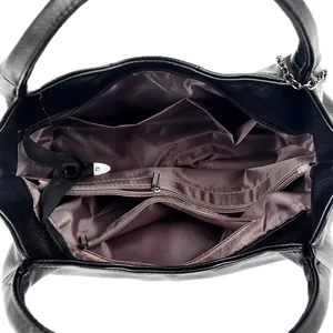 Borsa croissant in pelle nera arricciata con scomparti interni multifunzionali