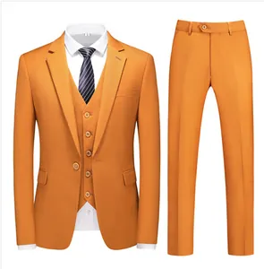 Abito da uomo tre pezzi arancione vivace con giacca, gilet e pantaloni formali eleganti