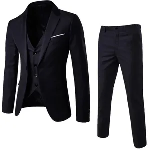 Abito da uomo nero tre pezzi slim fit con giacca gilet e pantaloni sartoriali neri