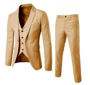 Dettaglio di un abito tre pezzi kaki slim fit con giacca, gilet e pantaloni su bianco