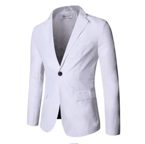 Dettaglio di un blazer casual bianco slim fit con bottone nero singolo e rever a lancia