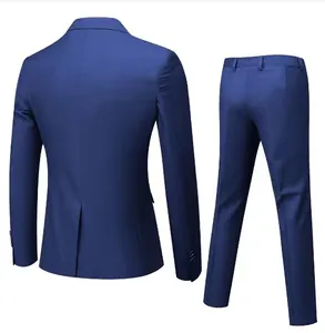 Vista posteriore di un abito da uomo blu scuro slim fit con spacco singolo e pantaloni