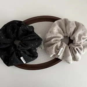 Grands chouchous en maille florale couleurs anthracite et avoine pour coiffure queue de cheval