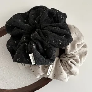 Lot de 2 grands chouchous en tricot à fleurs en gris foncé et beige, texture douce
