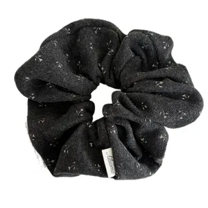 Chouchou en tricot gris foncé à motif floral avec tissu doux et étiquette de marque