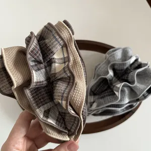 Retro-Haargummi aus Stoff mit Karomuster in Kaffee und Beige für hohe Pferdeschwanz-Styles