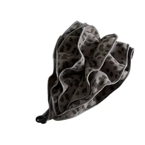 Bananen-Haarclip mit Leopardenmuster und grauen Stoffrüschen für voluminöse Pferdeschwänze