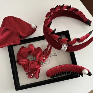 Set accessori per capelli in velluto rosso scuro con cerchietto, elastico e perle eleganti