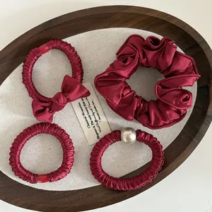 Set aus vier weinroten Satin-Haargummis mit eleganten Schleifen- und Perlendetails