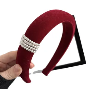 Elegante cerchietto in velluto rosso con quattro file di perle bianche