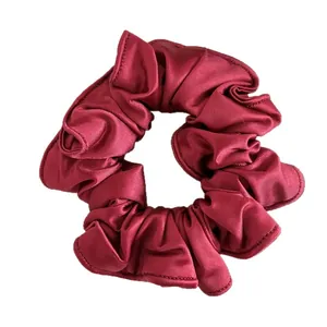 Eleganter weinroter Satin-Haargummi mit Rippenstruktur für Damenfrisuren