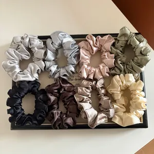 Lot de 8 chouchous en satin haut de gamme aux couleurs assorties sur un plateau de luxe