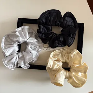 Dreierpack Satin-Haargummis in Schwarz, Silber und Beige mit seidigem Glanz-Finish