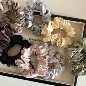 Ensemble de chouchous en satin élégants en plusieurs couleurs comme l'or et le rose