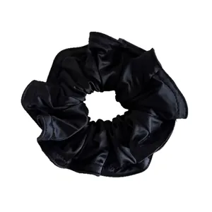 Eleganter schwarzer Satin Haargummi mit glänzender Oberfläche für klassische Frisuren