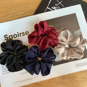 Lot de quatre chouchous en satin texturé en noir, bordeaux, marine et beige