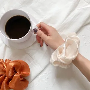 Scrunchies Élégants en Satin Plissés Tissu Brillant Anneaux de Cheveux Élastiques pour Femmes Grand Scrunchie Attaches de Cheveux Style Coréen Coiffure