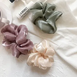 Chouchous élégants en satin surdimensionnés en mauve, vert olive et blanc cassé soie