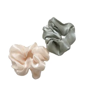 Chouchous en satin brillant rose crème et vert sauge avec texture soyeuse