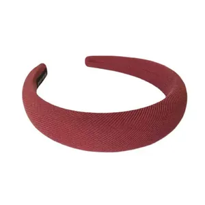 Cerchietto imbottito rosso scuro in tessuto saia per un look dai capelli voluminosi
