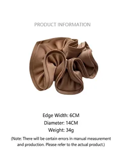 Détail du grand chouchou en satin marron montrant les dimensions de 14 cm et 6 cm de large