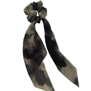 Coletero de gasa con lazo tie-dye y cintas largas en tonos grises y marrones