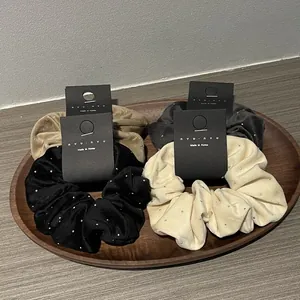 Set elastici per capelli in velluto con strass argento in nero, marrone, crema e grigio