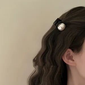 Piccola pinza per capelli con perla vintage per un'acconciatura minimalista
