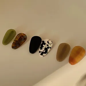 Set di sei fermagli per capelli in acrilico con motivi tartarugati e marmorizzati