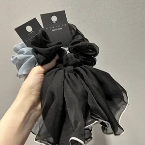 Lot de chouchous élégants en satin noir et gris-bleu avec bords festonnés blancs