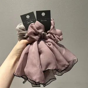 Chouchous élégants en satin rose poudré et gris clair avec bords plissés noirs