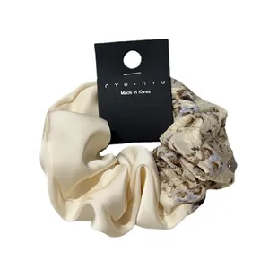 Chouchou élégant en satin avec imprimé floral et léopard au design coréen chic