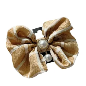 Eleganter champagnerfarbener Karo-Haarclip aus Seide mit Perlenanhänger und Strass