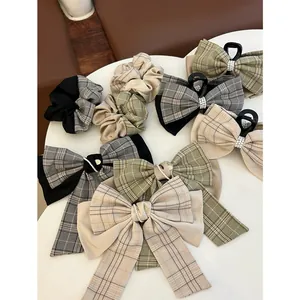 Detail von karierten Haarschleifen und Scrunchies mit Perlenverzierung im Retro-Stil