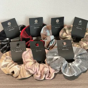 Set di sette elastici vintage a quadri in vari colori su uno sfondo di legno