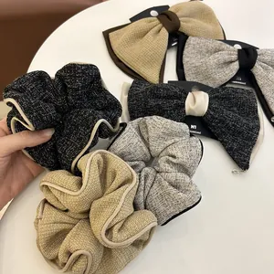 Gros plan de barrettes à nœud en tweed et grands chouchous noirs, gris et kaki