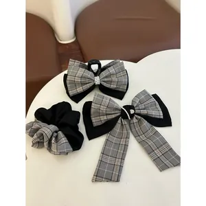 Detailset grauer Karo-Haaraccessoires mit Haarklammer, Scrunchie und Schleifen-Clip
