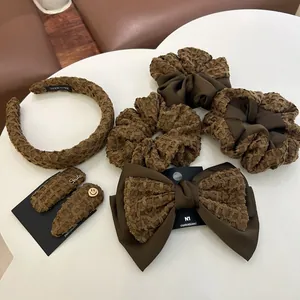 Bruine haaraccessoireset met wafelstructuur hoofdband, scrunchies en een strikclip