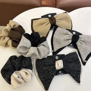 Détail de pinces à cheveux et chouchous en tweed et satin dans des tons terreux