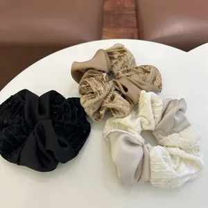 Σετ τριών scrunchies από σατέν και βελούδο σε μαύρο, χακί και μπεζ αποχρώσεις